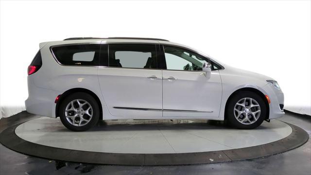 Photo of 2020 Bright White Clearcoat Chrysler Pacifica