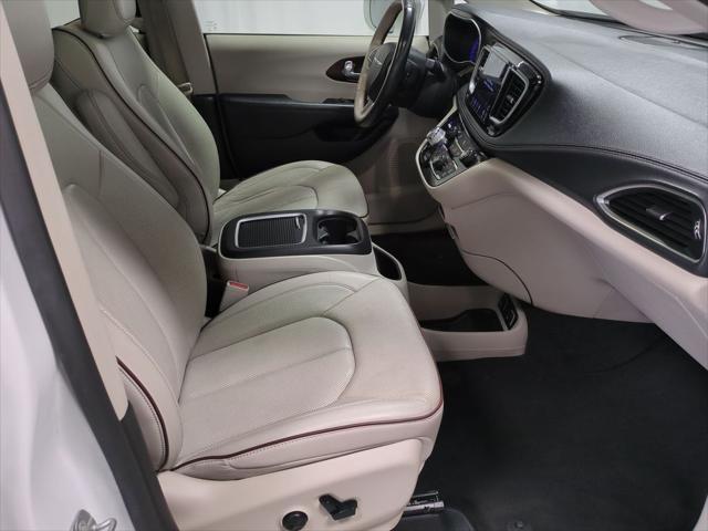 Photo of 2020 Bright White Clearcoat Chrysler Pacifica