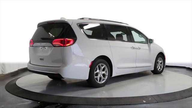 Photo of 2020 Bright White Clearcoat Chrysler Pacifica