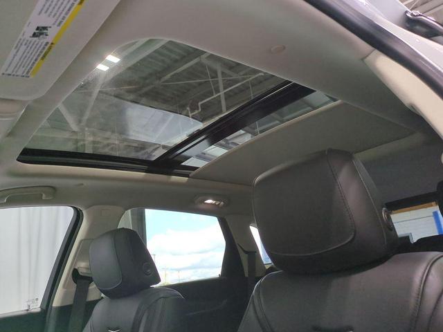 Photo of 2017 Crystal White Tricoat Cadillac XT5