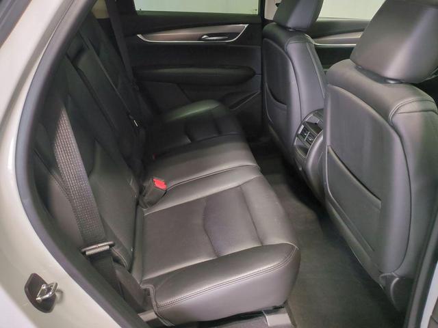 Photo of 2017 Crystal White Tricoat Cadillac XT5