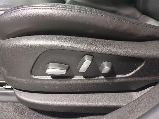 Photo of 2017 Crystal White Tricoat Cadillac XT5