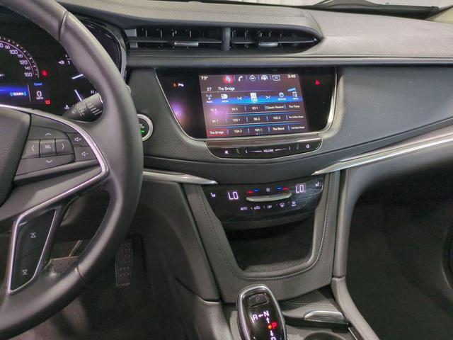 Photo of 2017 Crystal White Tricoat Cadillac XT5