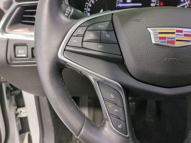 Photo of 2017 Crystal White Tricoat Cadillac XT5