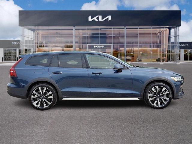 Photo of 2020 Blue Volvo V60 Cross Country