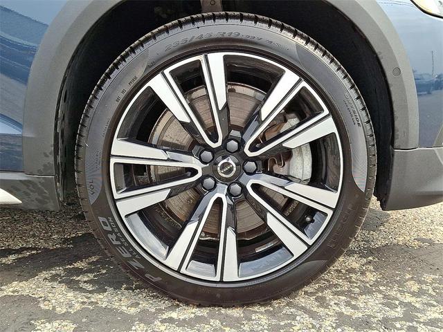 Photo of 2020 Blue Volvo V60 Cross Country