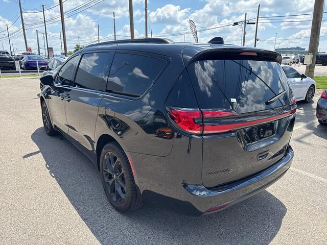 Photo of 2022 Brilliant Black Crystal Pearlcoat Chrysler Pacifica