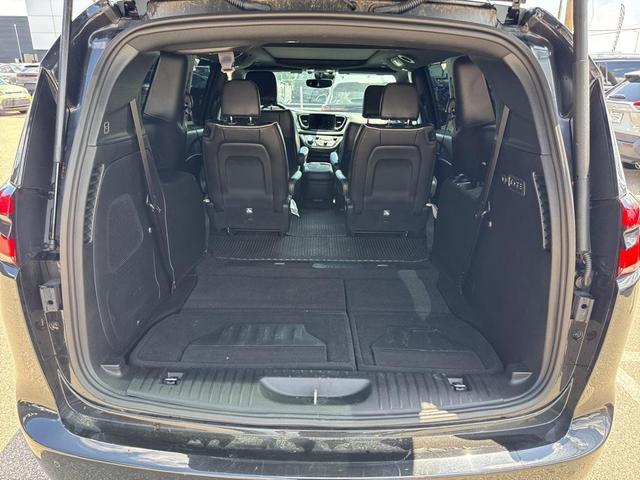 Photo of 2022 Brilliant Black Crystal Pearlcoat Chrysler Pacifica