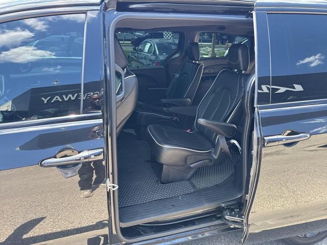 Photo of 2022 Brilliant Black Crystal Pearlcoat Chrysler Pacifica