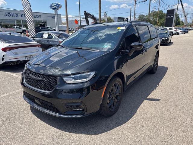 Photo of 2022 Brilliant Black Crystal Pearlcoat Chrysler Pacifica