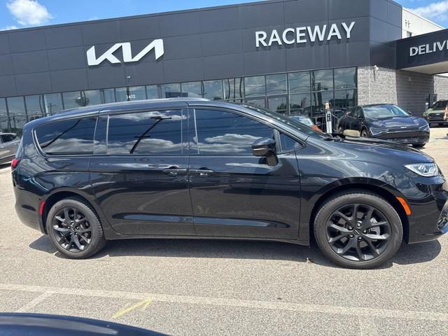 Photo of 2022 Brilliant Black Crystal Pearlcoat Chrysler Pacifica