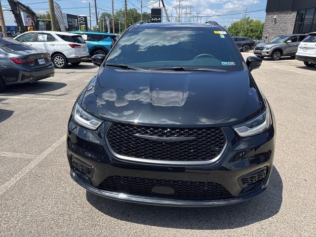 Photo of 2022 Brilliant Black Crystal Pearlcoat Chrysler Pacifica