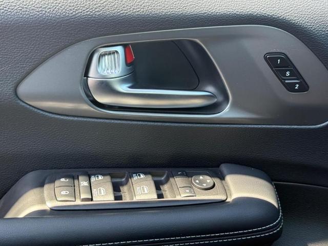 Photo of 2025 Bright White Clearcoat Chrysler Pacifica