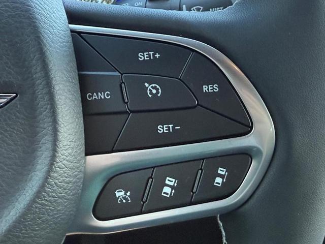 Photo of 2025 Bright White Clearcoat Chrysler Pacifica