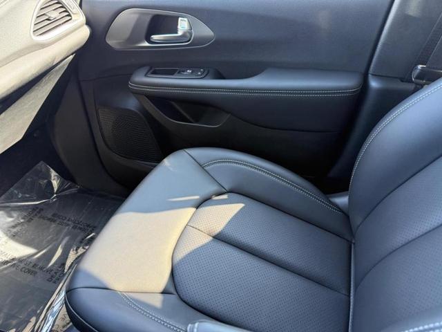 Photo of 2025 Bright White Clearcoat Chrysler Pacifica
