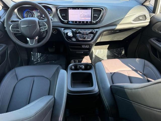 Photo of 2025 Bright White Clearcoat Chrysler Pacifica