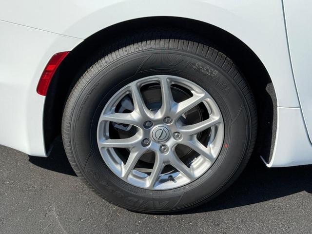 Photo of 2025 Bright White Clearcoat Chrysler Pacifica