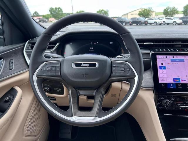 Photo of 2025 Bright White Clearcoat Jeep Grand Cherokee L