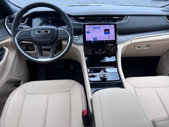 Photo of 2025 Bright White Clearcoat Jeep Grand Cherokee L