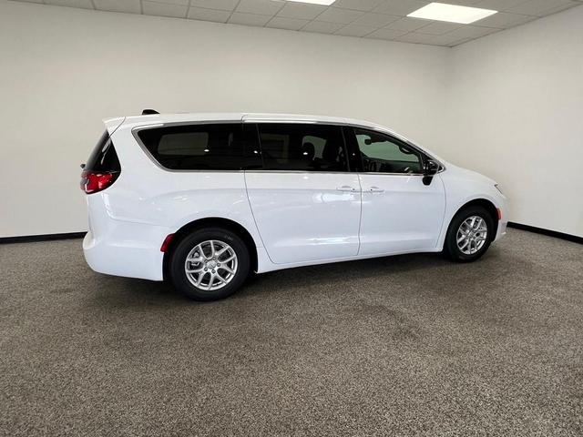 Photo of 2025 Bright White Chrysler Pacifica