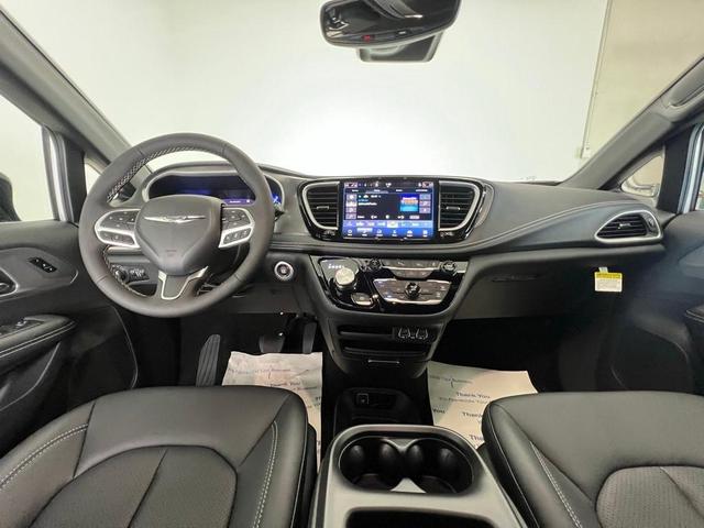 Photo of 2025 Bright White Chrysler Pacifica