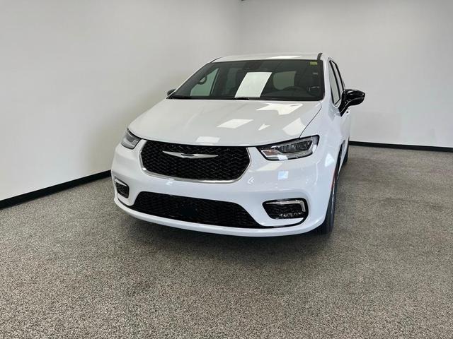 Photo of 2025 Bright White Chrysler Pacifica