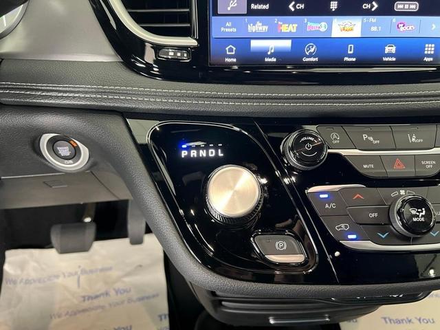Photo of 2025 Bright White Chrysler Pacifica
