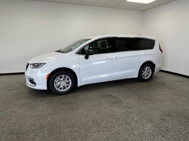 Photo of 2025 Bright White Chrysler Pacifica