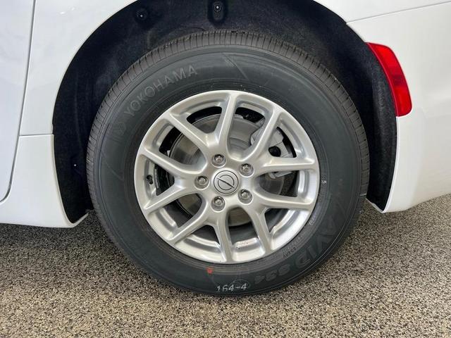 Photo of 2025 Bright White Chrysler Pacifica
