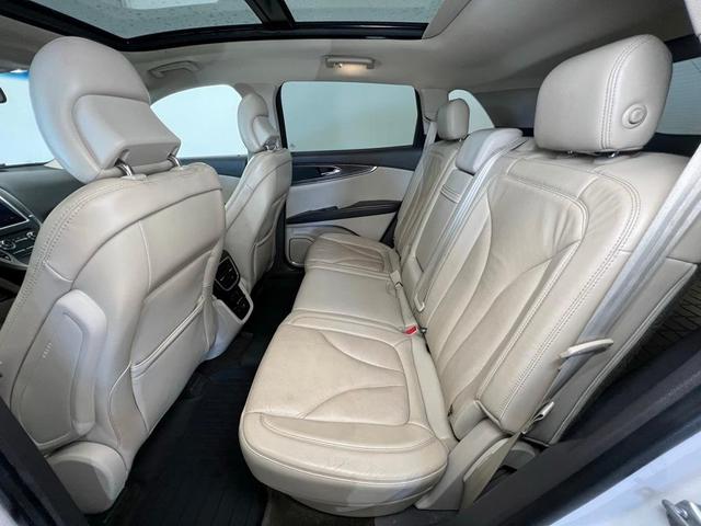 Photo of 2016 White Platinum Clearcoat Metallic Lincoln MKX