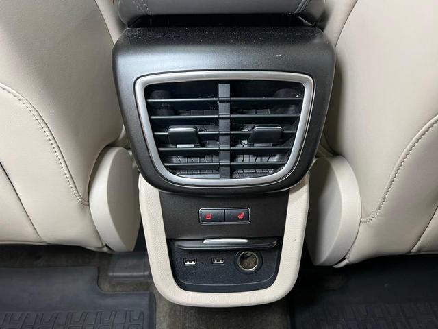 Photo of 2016 White Platinum Clearcoat Metallic Lincoln MKX