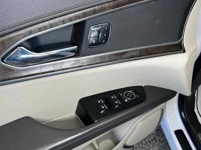 Photo of 2016 White Platinum Clearcoat Metallic Lincoln MKX