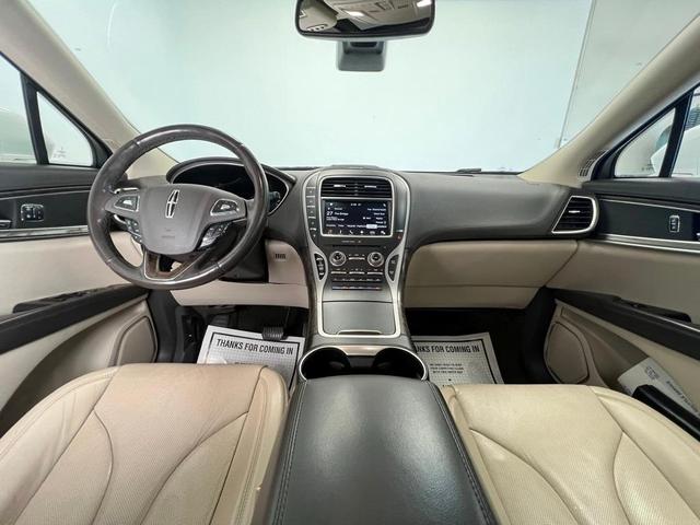 Photo of 2016 White Platinum Clearcoat Metallic Lincoln MKX
