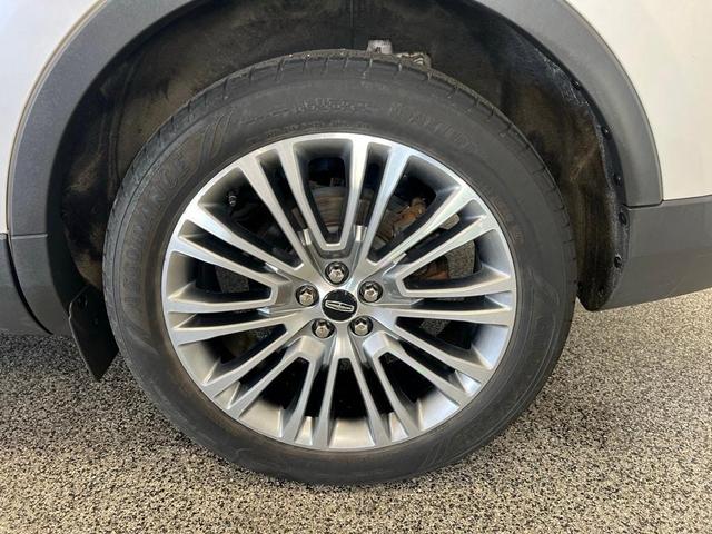 Photo of 2016 White Platinum Clearcoat Metallic Lincoln MKX