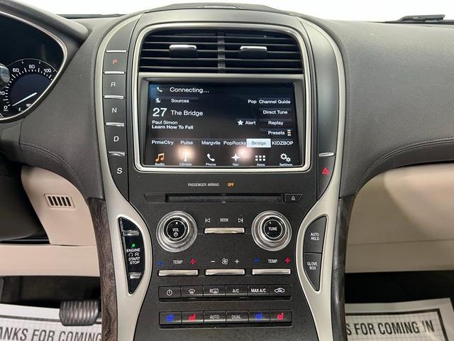 Photo of 2016 White Platinum Clearcoat Metallic Lincoln MKX