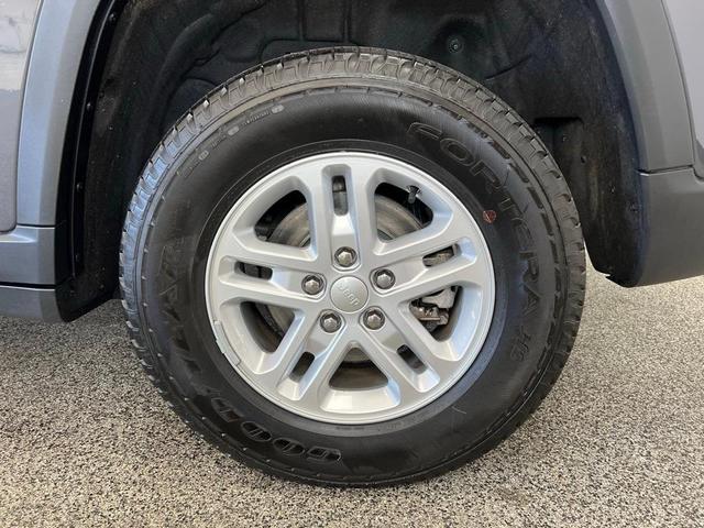 Photo of 2023 Metallic Jeep Grand Cherokee