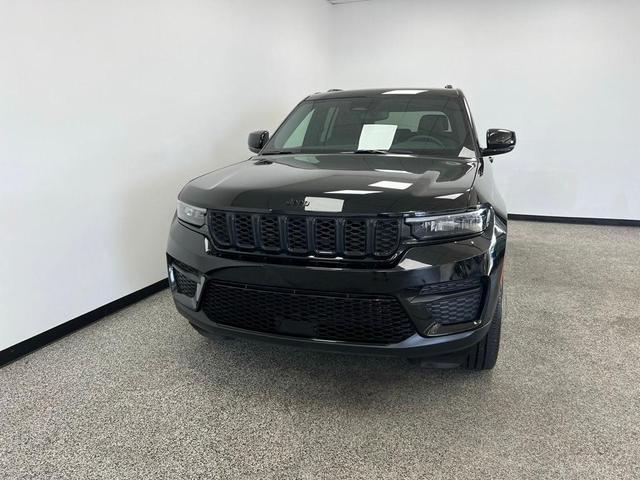 Photo of 2024 Diamond Black Jeep Grand Cherokee
