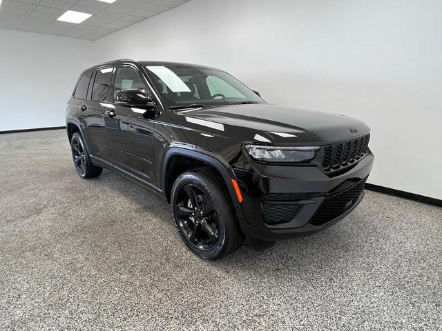 Photo of 2024 Diamond Black Jeep Grand Cherokee