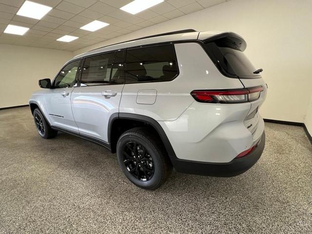Photo of 2025 Silver Zynith Jeep Grand Cherokee L