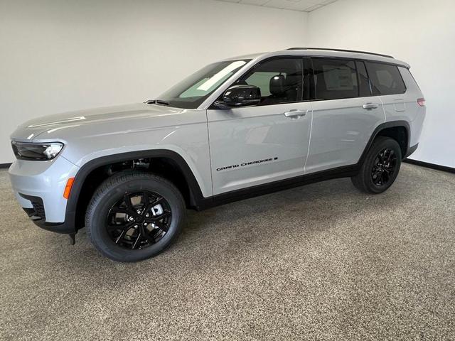 Photo of 2025 Silver Zynith Jeep Grand Cherokee L