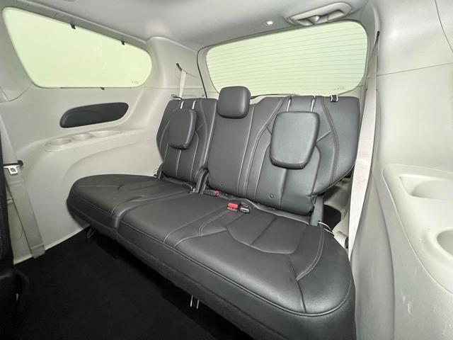 Photo of 2017 Granite Crystal Clearcoat Metallic Chrysler Pacifica