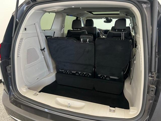 Photo of 2021 Granite Crystal Clearcoat Metallic Chrysler Pacifica