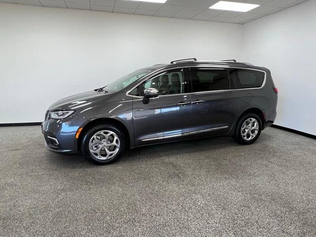 Photo of 2021 Granite Crystal Clearcoat Metallic Chrysler Pacifica