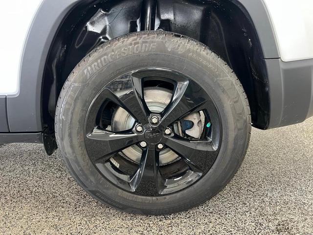 Photo of 2020 Bright White Clearcoat Jeep Cherokee