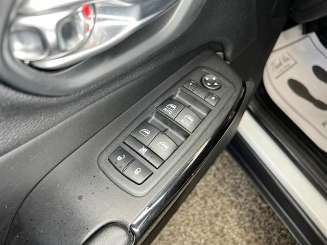 Photo of 2020 Bright White Clearcoat Jeep Cherokee