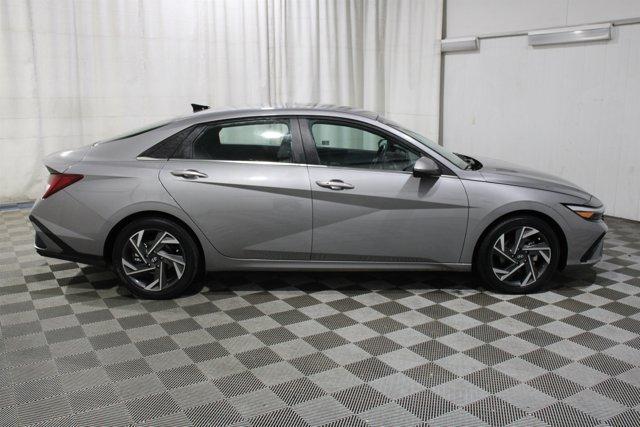 Photo of 2024 Fluid Metallic Hyundai ELANTRA