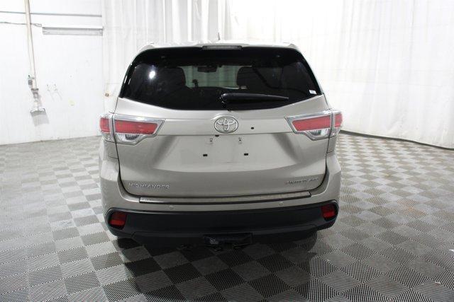 Photo of 2016 Blizzard Pearl Toyota Highlander