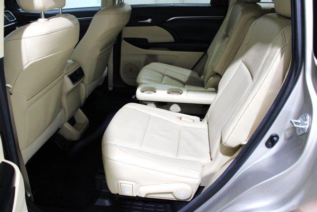 Photo of 2016 Blizzard Pearl Toyota Highlander