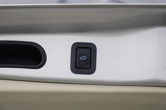 Photo of 2016 Blizzard Pearl Toyota Highlander