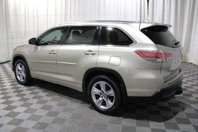 Photo of 2016 Blizzard Pearl Toyota Highlander